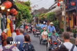 Khách du lịch tham quan tại Hội An (Đà Nẵng). (Ảnh: Thanh Tùng/TTXVN)