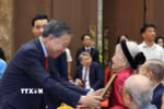 Tổng Bí thư, Chủ tịch nước Tô Lâm và trao chứng nhận Huy hiệu 80 năm tuổi Đảng cho các đảng viên lão thành. (Ảnh: Thống Nhất/TTXVN)