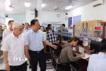 Bộ phận một cửa Phường Bình Dương sẵn sàng tiếp nhận và giải quyết thủ tục hành chính phục vụ người dân, doanh nghiệp. (Ảnh: Văn Hướng/TTXVN)