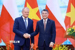 Thủ tướng Lê Minh Hưng và Thủ tướng Cộng hòa Ba Lan Donald Tusk tuyên bố nâng cấp quan hệ Việt Nam-Ba Lan lên Đối tác Chiến lược. (Ảnh: Dương Giang/TTXVN)