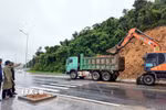 Lãnh đạo UBND đặc khu Cô Tô kiểm tra, chỉ đạo xử lý các điểm sạt lở tạm thời trên đặc khu Cô Tô. (Ảnh: TTXVN phát)