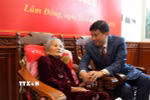 Bí thư Tỉnh ủy Lâm Đồng Y Thanh Hà Niê Kđăm thay mặt lãnh đạo Trung ương, Đảng bộ tỉnh Lâm Đồng chúc mừng cụ Lê Thị Dục và gia đình tại lễ trao tặng Huy hiệu 80 năm tuổi Đảng. (Ảnh: Nguyễn Dũng/TTXVN)