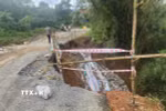 Nhiều điểm trên Tỉnh lộ 587 thuộc xã Khe Sanh bị sạt lở nghiêm trọng. (Ảnh: TTXVN phát)