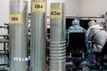 Kỹ thuật viên làm việc tại một cơ sở hạt nhân của Iran. (Ảnh: IRNA/TTXVN)