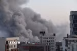 Khói bốc lên sau vụ không kích xuống Tehran, Iran ngày 6/3/2026. (Ảnh: THX/TTXVN)