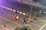 Hình ảnh hai thanh niên đâm vào cảnh sát được video ghi lại. (Ảnh: Cắt từ video)