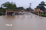 Cầu Lòn, đường Bùi Thị Xuân, phường Thuận Hóa, thành phố Huế bị ngập sâu sáng 27/10/2025. (Ảnh: Nguyên Lý/TTXVN)