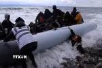 Người di cư chờ được giải cứu ngoài khơi đảo Lesbos, Hy Lạp. (Ảnh: THX/TTXVN)