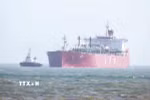 Tàu chở dầu khí tự nhiên hóa lỏng di chuyển qua eo biển Hormuz. (Ảnh: ANI/TTXVN)