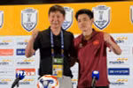 Huấn luyện viên trưởng U23 Việt Nam Kim Sang-sik cùng Nguyễn Đình Bắc tại buổi họp báo sau trận đấu. (Ảnh: Minh Thái/TTXVN)