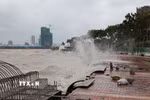 Nước sông Hàn dâng cao và sóng lớn cao hơn 3m liên tục đánh mạnh vào bờ kè. (Ảnh: Anh Dũng/TTXVN)