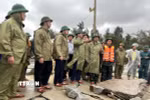 Lãnh đạo thành phố Huế kiểm tra tình hình ảnh hưởng cơn bão số 12. (Ảnh: Mai Trang/TTXVN)