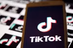 Biểu tượng nền tảng TikTok trên màn hình điện thoại ở Arlington, Virginia, Mỹ. (Ảnh: THX/TTXVN)