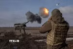 Binh sỹ Ukraine bắn lựu pháo bọc thép 2000 trong cuộc xung đột với Nga. (Ảnh: Reuters/TTXVN)