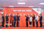 Phó Thủ tướng Mai Văn Chính và đại biểu thực hiện nghi thức khai trương Trung tâm báo chí triển lãm. (Ảnh: Minh Quyết/TTXVN)