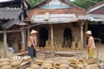 Nằm bên bờ sông Thu Bồn, làng gốm Thanh Hà có lịch sử gần 500 năm, nổi tiếng với những sản phẩm bằng gốm, đất nung và kỹ thuật làm gốm truyền thống được truyền qua nhiều thế hệ. (Ảnh: Mỹ Hà/TTXVN)