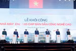 Tổng Bí thư Tô Lâm, Thủ tướng Phạm Minh Chính và các đại biểu phát lệnh khởi công Nhà máy chế tạo Chip bán dẫn công nghệ cao. (Ảnh: Thống Nhất/TTXVN)