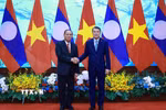 Thủ tướng Lê Minh Hưng tiếp đồng chí Vilay Lakhamphong, Thường trực Ban Bí thư Trung ương Đảng Nhân dân Cách mạng Lào. (Ảnh: Dương Giang/TTXVN)