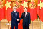 Chủ tịch Quốc hội Trần Thanh Mẫn và Thủ tướng Kyrgyzstan Adylbek Kasimalyev chụp ảnh chung. (Ảnh: Doãn Tấn/TTXVN)