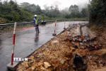 Lực lượng bảo dưỡng thường xuyên trực gác đảm bảo an toàn giao thông tại Km159+150 đường Hồ Chí Minh nhánh Tây bị sạt lở taluy âm, xói lở lề đường. (Ảnh: Tá Chuyên/TTXVN)