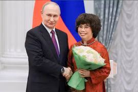 Tổng thống Liên bang Nga Vladimir Putin trực tiếp trao tặng Huân chương Hữu nghị cho Anh hùng Lao động Thái Hương. (Ảnh: PV/Vietnam+)