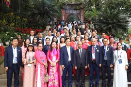 Sáng 25/4 (tức ngày 9/3 âm lịch), Ủy ban Nhà nước về người Việt Nam ở nước ngoài (Bộ Ngoại giao) tổ chức Đoàn kiều bào gồm hơn 60 đại biểu đến từ 20 quốc gia và vùng lãnh thổ về dâng hương tại Khu Di tích lịch sử Đền Hùng, xã Hy Cương, tỉnh Phú Thọ. Đoàn do ông Nguyễn Trung Kiên, Chủ nhiệm Ủy ban, dẫn đầu. (Ảnh: CTV/Vietnam+)