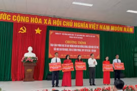 Ông Trần Lưu Quang - Bí thư Thành ủy Thành phố Hồ Chí Minh trao bảng biểu trưng tặng phòng học số cho 5 trường học tại đặc khu Côn Đảo. (Ảnh: PV/Vietnam+)