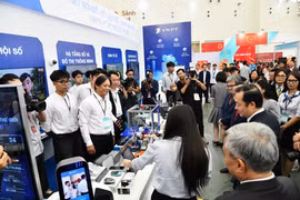 Các sản phẩm, giải pháp được giới thiệu tại triển lãm cũng phản ánh những lĩnh vực VNPT đang tập trung phát triển, từ ứng dụng AI trong các dịch vụ thiết yếu đến xây dựng hạ tầng và nền tảng dữ liệu phục vụ quản lý, sản xuất và kinh doanh. (Ảnh: PV/Vietnam+)