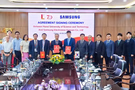 Ông Na Ki Hong, Tổng Giám đốc Samsung Việt Nam và Giáo sư, Tiến sỹ Lê Anh Tuấn - Giám đốc Đại học Bách khoa ký kết Biên bản ghi nhớ hợp tác giai đoạn 2026-2028. (Ảnh: PV/Vietnam+)