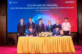 Ông Huỳnh Quang Liêm, Tổng Giám đốc Tập đoàn VNPT và ông Vũ Văn Hậu Chủ tịch Hội đồng Quản trị kiêm Tổng Giám đốc Tập đoàn Geleximco, tại lễ ký kết thỏa thuận hợp tác giữa hai Tập đoàn. (Ảnh: PV/Vietnam+)