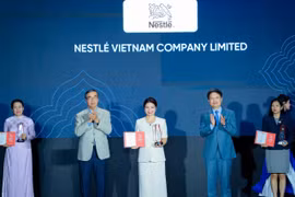 Đại diện Nestlé Việt Nam nhận chứng nhận "Top 10 Doanh nghiệp FDI tiêu biểu" tại hạng mục Phát triển Chuỗi giá trị Nông nghiệp bền vững tại Golden Dragon Awards 2026. (Ảnh: PV/Vietnam+)