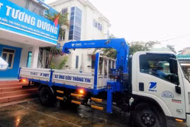 Ngay từ khi nước có dấu hiệu rút, đội ngũ kỹ thuật của VNPT đã lên đường để tiếp cận các điểm mất liên lạc. (Ảnh: PV/Vietnam+)