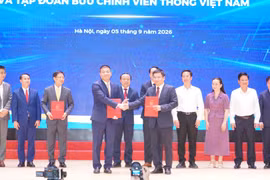 VNPT và PTIT ký biên bản thỏa thuận hợp tác, đẩy mạnh ứng dụng trí tuệ nhân tạo toàn diện vào giáo dục. (Ảnh: PV/Vietnam+)