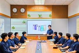 Các kỹ sư Phần cứng tại nhà máy Samsung Electronics Việt Nam Thái Nguyên (SEVT) trao đổi về sản phẩm. (Ảnh: PV/Vietnam+)
