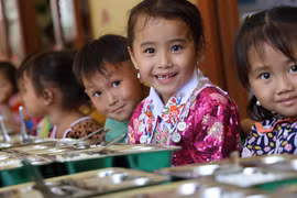 Bữa ăn bán trú đảm bảo dinh dưỡng của học sinh tỉnh Cao Bằng với sự bảo trợ của Quỹ Vì tầm vóc Việt. (Ảnh: PV/Vietnam+)