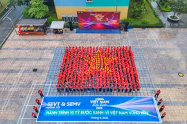 Lãnh đạo và nhân viên Samsung tại Thành phố Hồ Chí Minh hòa nhịp bước trong chương trình Cùng Việt Nam tiến bước 2026. (Ảnh: PV/Vietnam+)