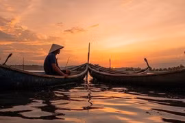 Cảm nhận hoàng hôn tuyệt đẹp trên đầm Ô Loan. (Ảnh: Khánh Hòa/TTXVN)