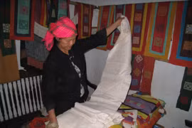 Những hoa văn đủ sắc màu trên thổ cẩm của người Mông. (Ảnh: T.H/Vietnam+)
