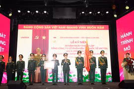 Thay mặt lãnh đạo Đảng và Nhà nước, Đại tướng Phan Văn Giang, Ủy viên Bộ Chính trị, Bộ trưởng Bộ Quốc phòng đã trao danh hiệu Anh hùng lao động cho Viettel Global. (Ảnh: PV/Vietnam+)