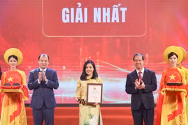 Nhà báo Phạm Mai, Báo Điện tử VietnamPlus nhận giải Nhất. (Ảnh: Thanh Tùng/TTXVN)