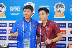 Huấn luyện viên Kim Sang-sik (trái) và tiền đạo Đình Bắc thận trọng trước trận chung kết lượt về ASEAN Cup 2026. (Ảnh: Việt Anh/Vietnam+)