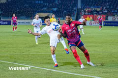 V-League 2025/26 hấp dẫn ngay ở vòng 1 với cuộc đọ sức giữa Công an Hà Nội (áo đỏ) và Thể Công-Viettel. (Ảnh: Việt Anh/Vietnam+)