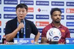 Huấn luyện viên Kim Sang-sik (áo đen) kỳ vọng Xuân Son tiếp tục tỏa sáng ở chung kết ASEAN Cup 2026 trước Thái Lan. (Ảnh: Việt Anh/Vietnam+)