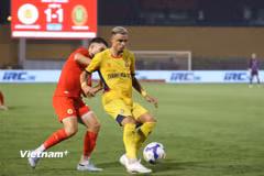 Thanh Hóa (áo vàng) rời sân Hàng Đẫy với kết quả hòa 1-1 trước chủ nhà Công an Hà Nội. (Ảnh: Việt Anh/Vietnam+)