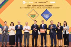 Đại diện Liên đoàn bóng đá Việt Nam và Công ty VPF trao bảng danh vị chứng nhận SACOMBANK là Nhà tài trợ chính của Giải hạng Nhất Quốc gia và Cúp Quốc gia 2026/27. (Ảnh: VPF)