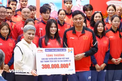Đội tuyển Điền kinh Việt Nam nhận thưởng 1 tỷ đồng sau thành tích tại SEA Games 33. (Ảnh: Việt Anh/Vietnam+)