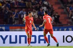 Tiền vệ Hai Long (số 18) ghi bàn mở tỷ số cho đội tuyển Việt Nam trên sân Rajamangala. (Ảnh: aseanutdfc)