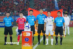Thử thách mang tên Công an Hà Nội (áo đỏ) chờ đón Hà Nội FC ở trận derby Thủ đô tại vòng 15 V-League 2025/26. (Ảnh: Việt Anh/Vietnam+)