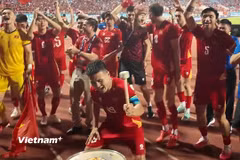 Quang Hải đánh trống cực sung như Haaland, bắt nhịp cho toàn đội ăn mừng chức vô địch ASEAN Cup