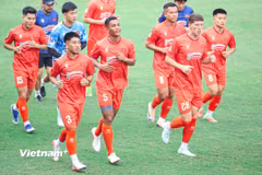 Bộ ba tân binh Việt kiều là Khoa Ngô (số 3), Adou Minh (số 5) và Williams Minh Hoàng (số 28) có buổi tập đầu tiên ở đội tuyển Việt Nam. (Ảnh: Việt Anh/Vietnam+)
